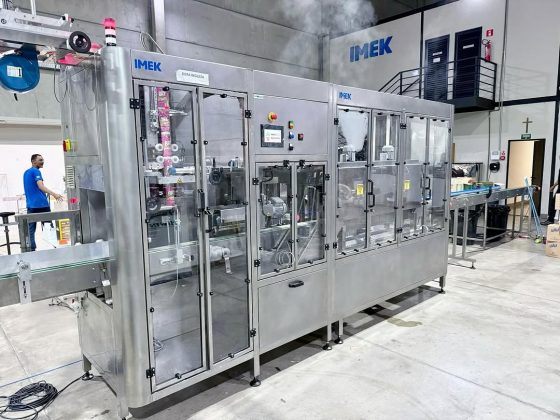 Rótulo sleeve e a disputa por espaço nas gôndolas: por que ele se tornou padrão no acabamento premium