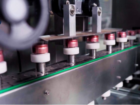 Vantagens do rótulo sleeve: tecnologia, impacto visual e eficiência para sua marca